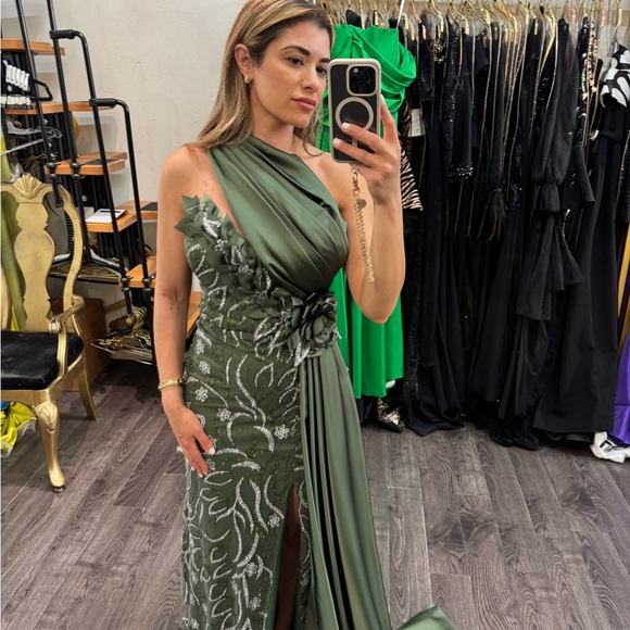 Formal gown in Green - Picture 2 of 3